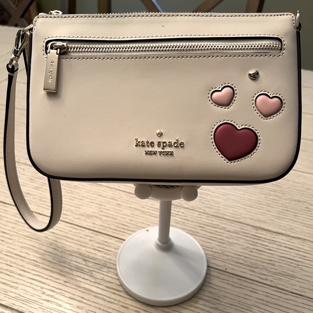 EUC Kate Spade heart wrislet/pouchette